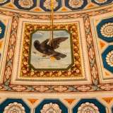 ...chiudono al centro la raffigurazione di un�aquila nera con una freccia dorata tra gli artigli